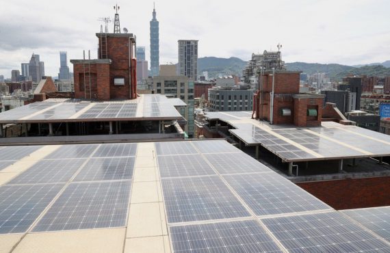 信義新城大樓屋頂裝設太陽能板。記者林俊良／攝影